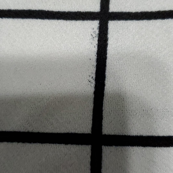 Black and Off White Sleeveless Tank Top - Picture 5 of 6